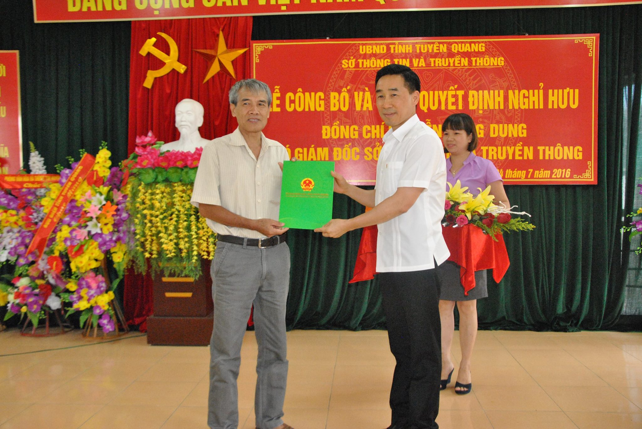 Đồng chí Nguyễn Hải Anh - Phó Chủ tịch UBND tỉnh tặng quà cho đồng chí Nguyễn Đăng Dung