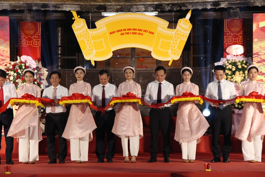  Phó Thủ tướng Chính phủ Trần Lưu Quang (thứ 4, từ phải)  cùng các đại biểu thực hiện nghi thức khai mạc Ngày sách